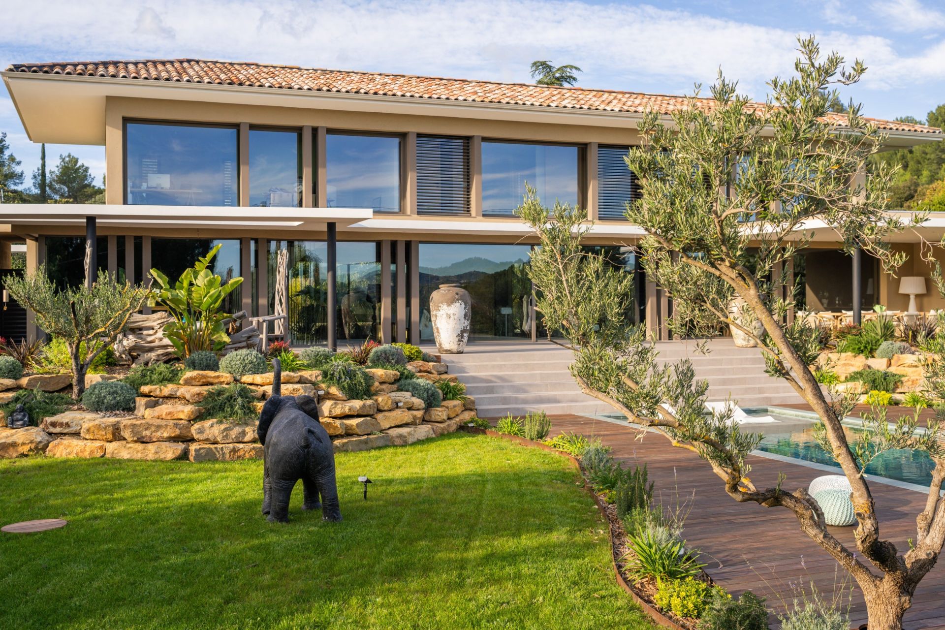 house 10 Rooms for sale on LA CADIERE D AZUR (83740)