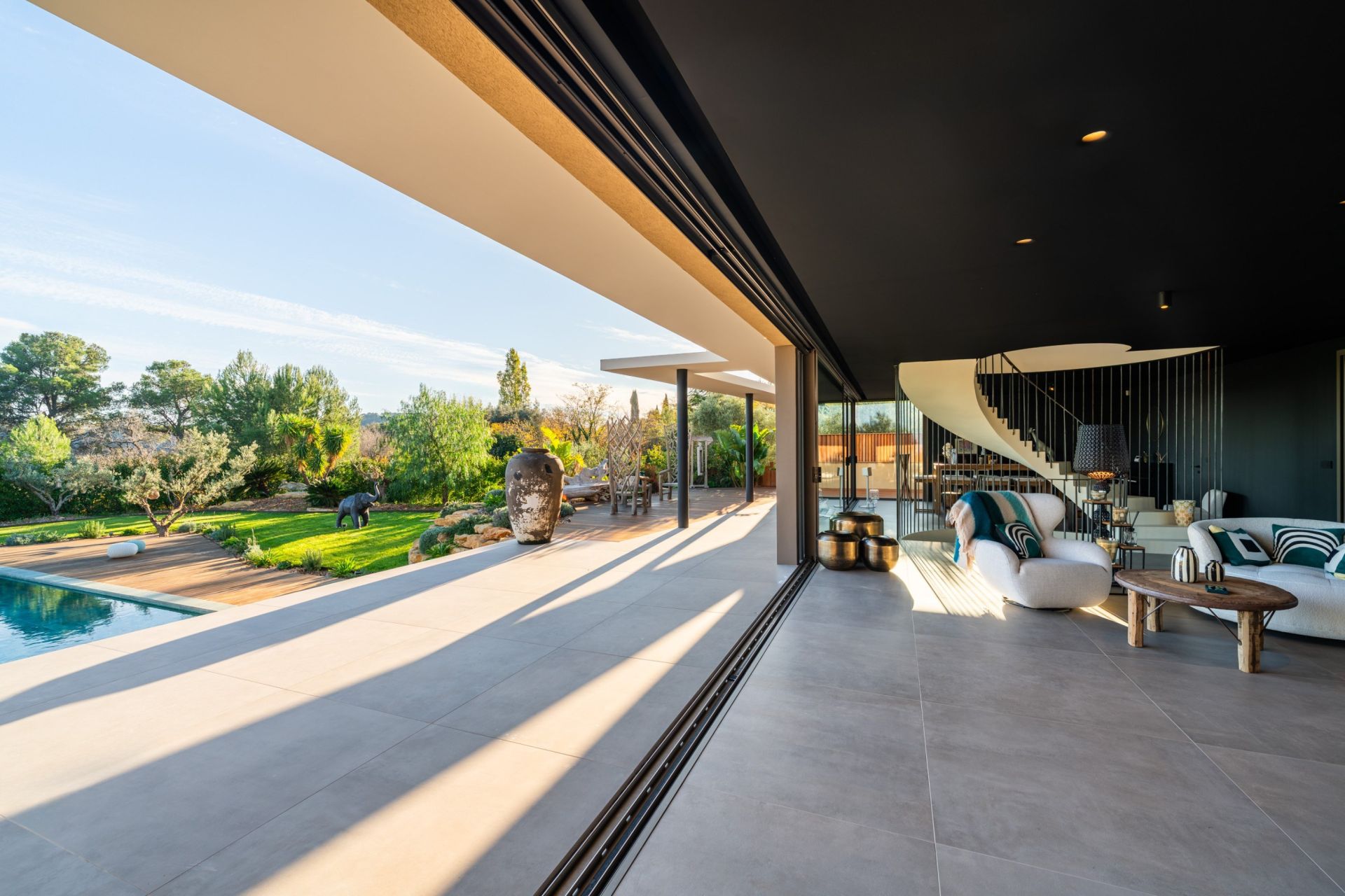 house 10 Rooms for sale on LA CADIERE D AZUR (83740)