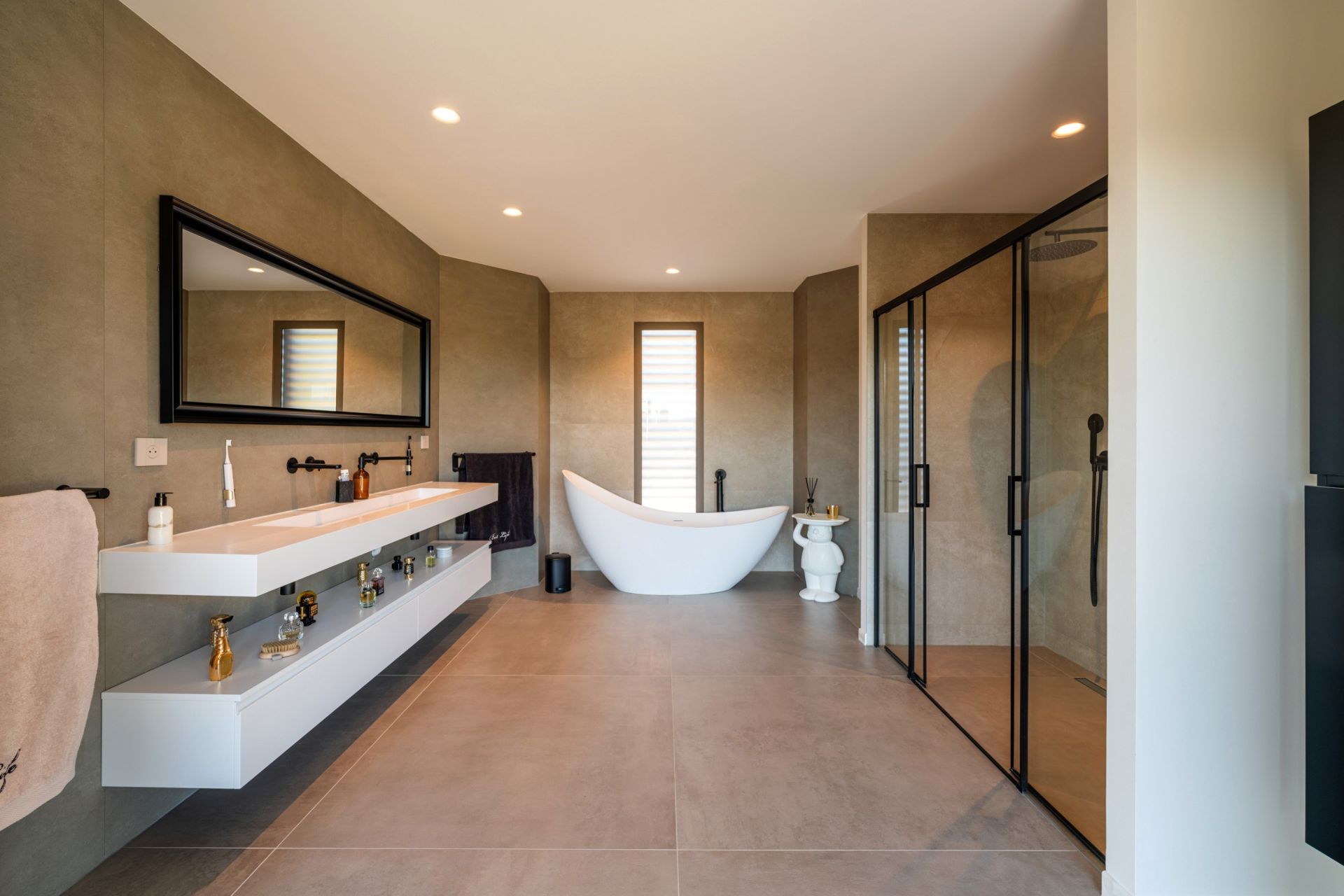 house 10 Rooms for sale on LA CADIERE D AZUR (83740)