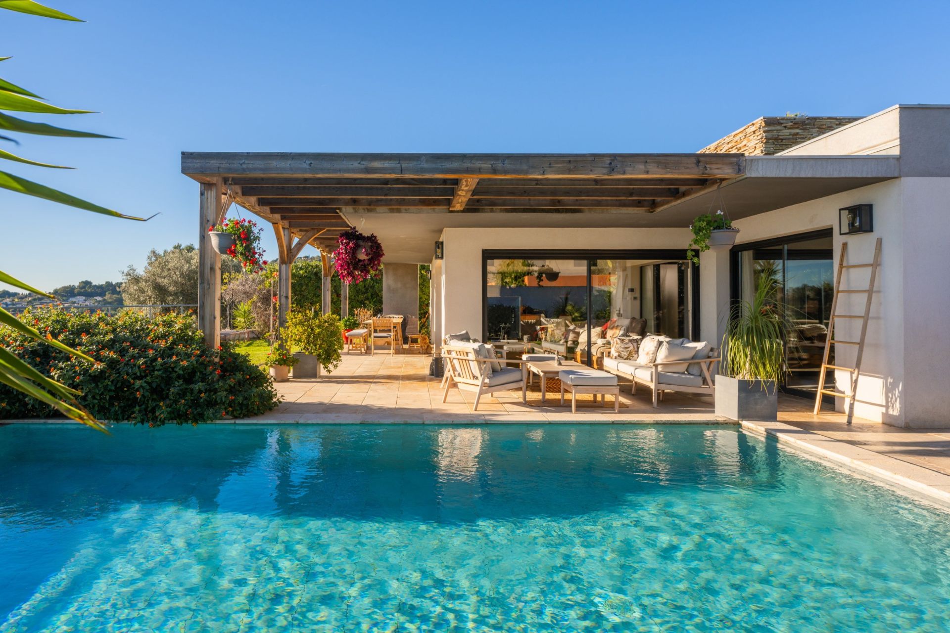 house 6 Rooms for sale on OLLIOULES (83190)