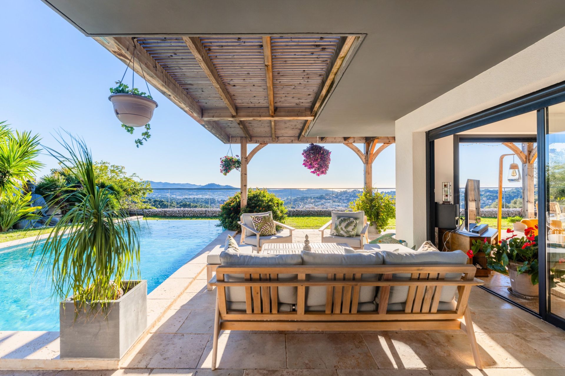 house 6 Rooms for sale on OLLIOULES (83190)