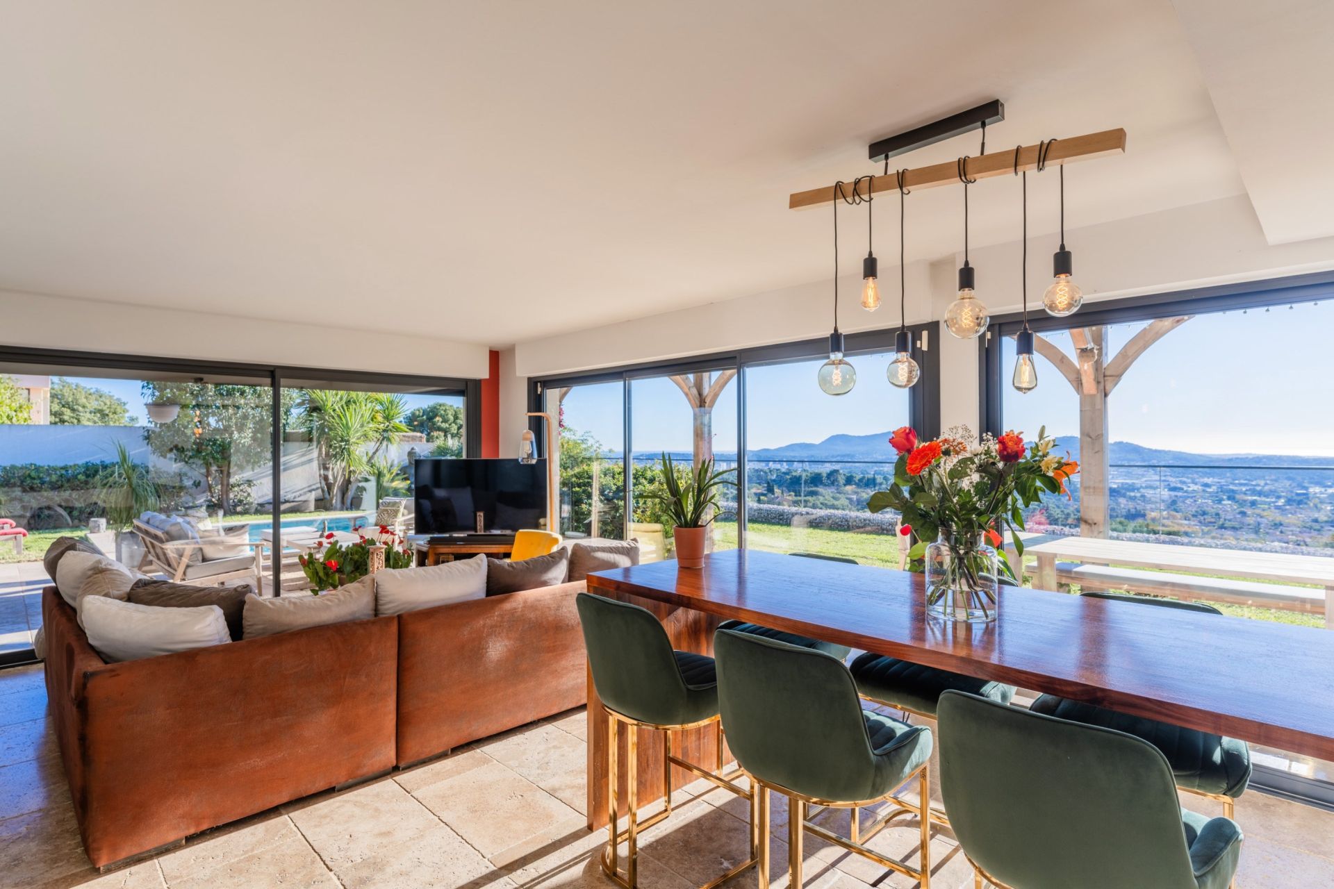 house 6 Rooms for sale on OLLIOULES (83190)