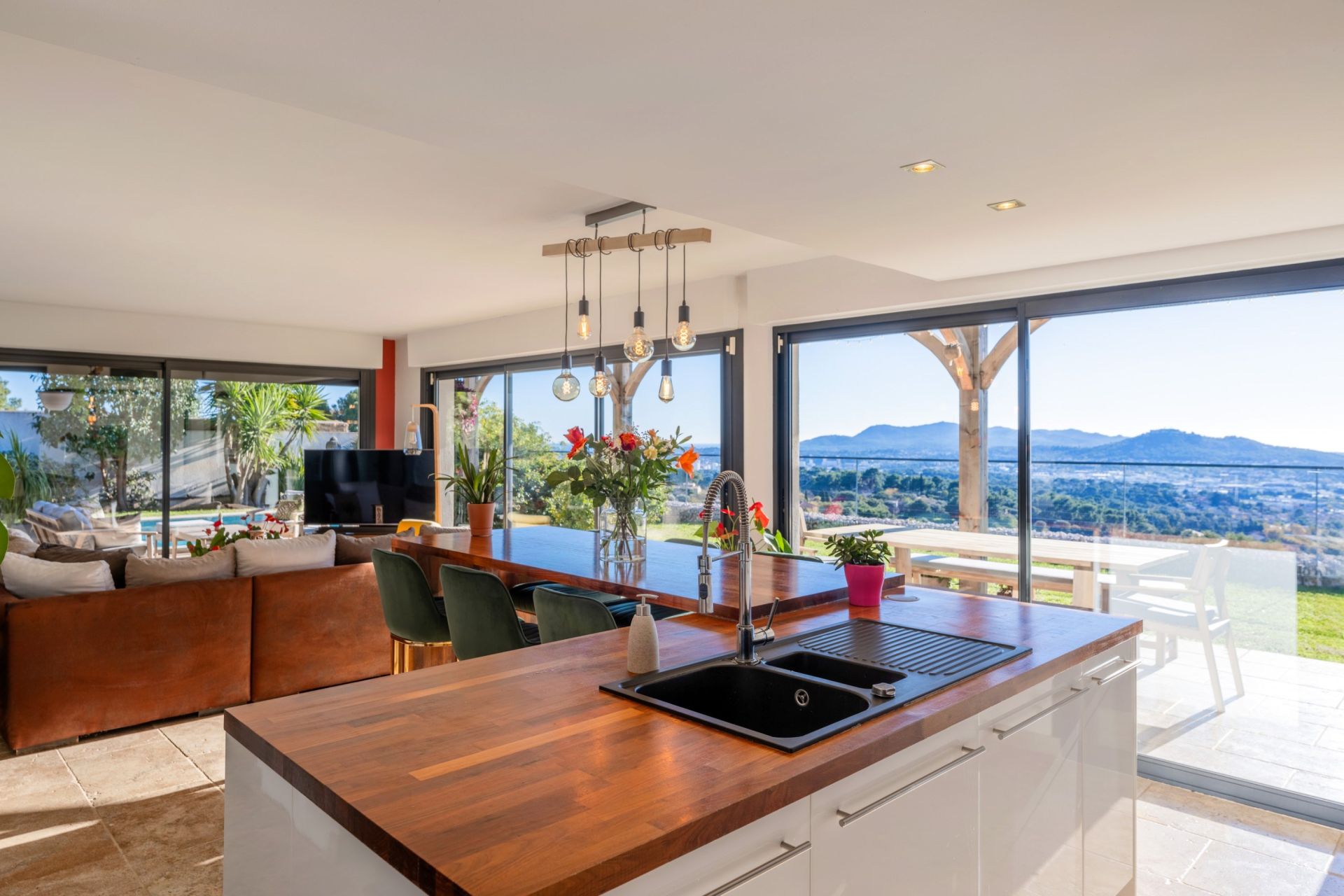 house 6 Rooms for sale on OLLIOULES (83190)