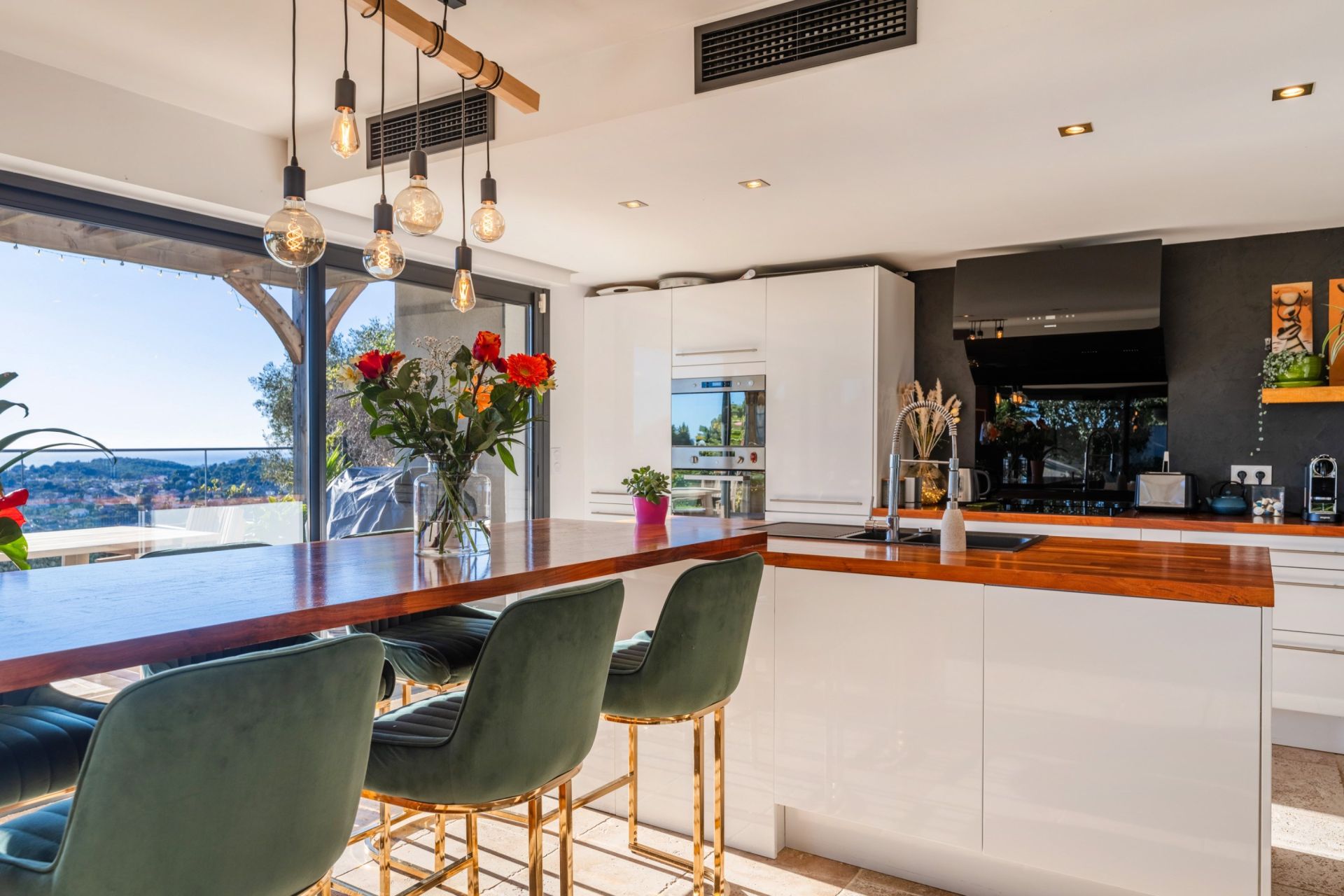 house 6 Rooms for sale on OLLIOULES (83190)