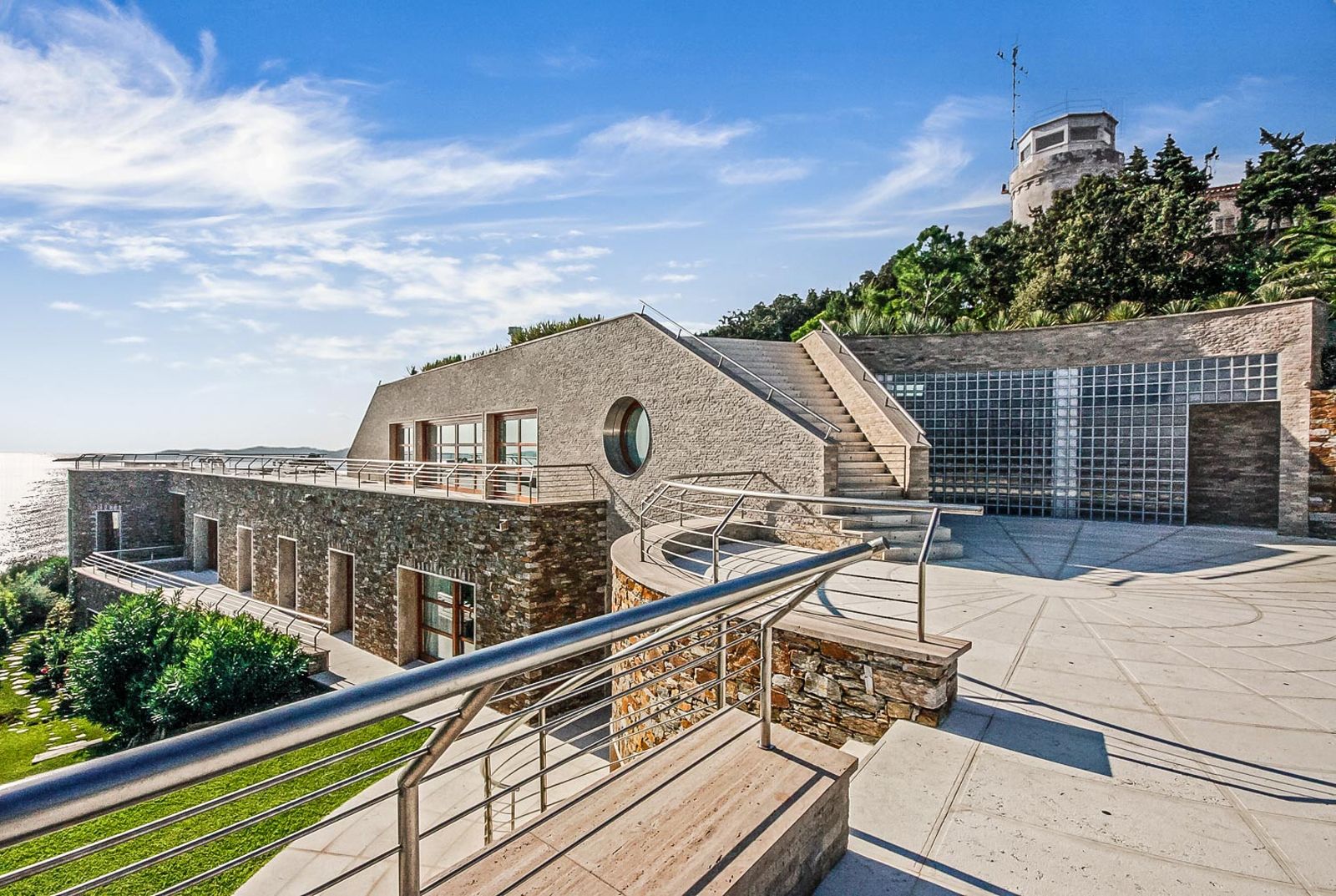 villa 10 Rooms for seasonal rent on BORMES LES MIMOSAS (83230)
