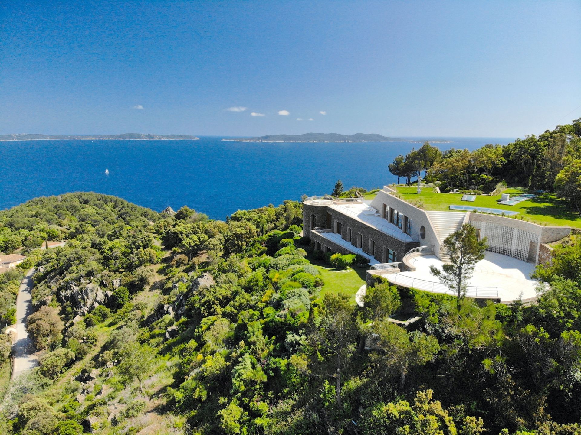 villa 10 Rooms for seasonal rent on BORMES LES MIMOSAS (83230)