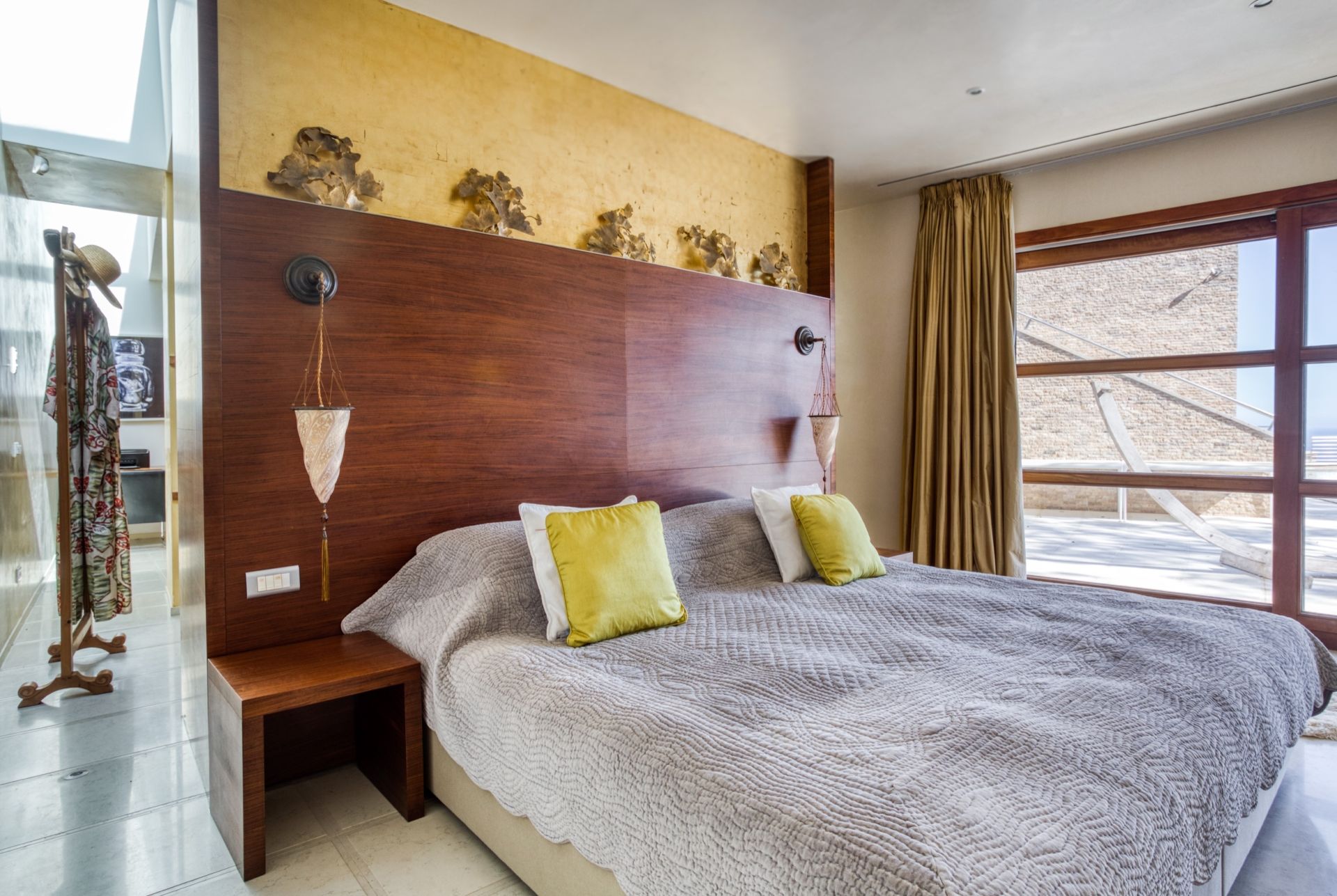 villa 10 Rooms for seasonal rent on BORMES LES MIMOSAS (83230)