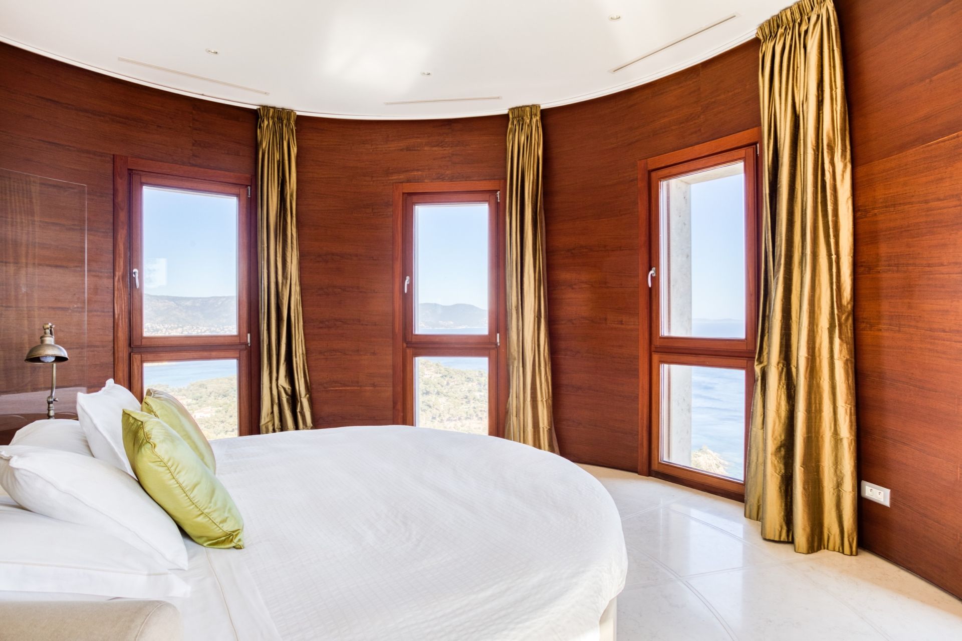 villa 10 Rooms for seasonal rent on BORMES LES MIMOSAS (83230)