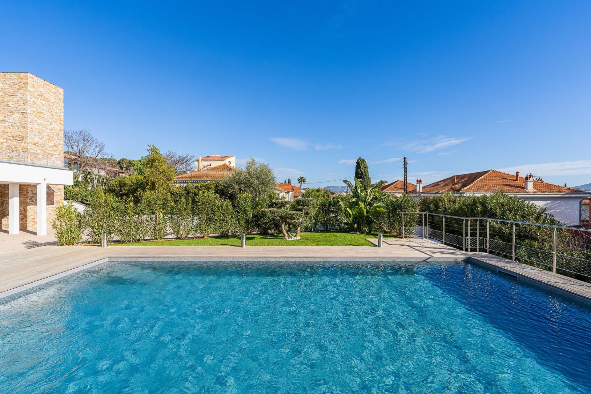 house 6 Rooms for sale on SANARY SUR MER (83110)