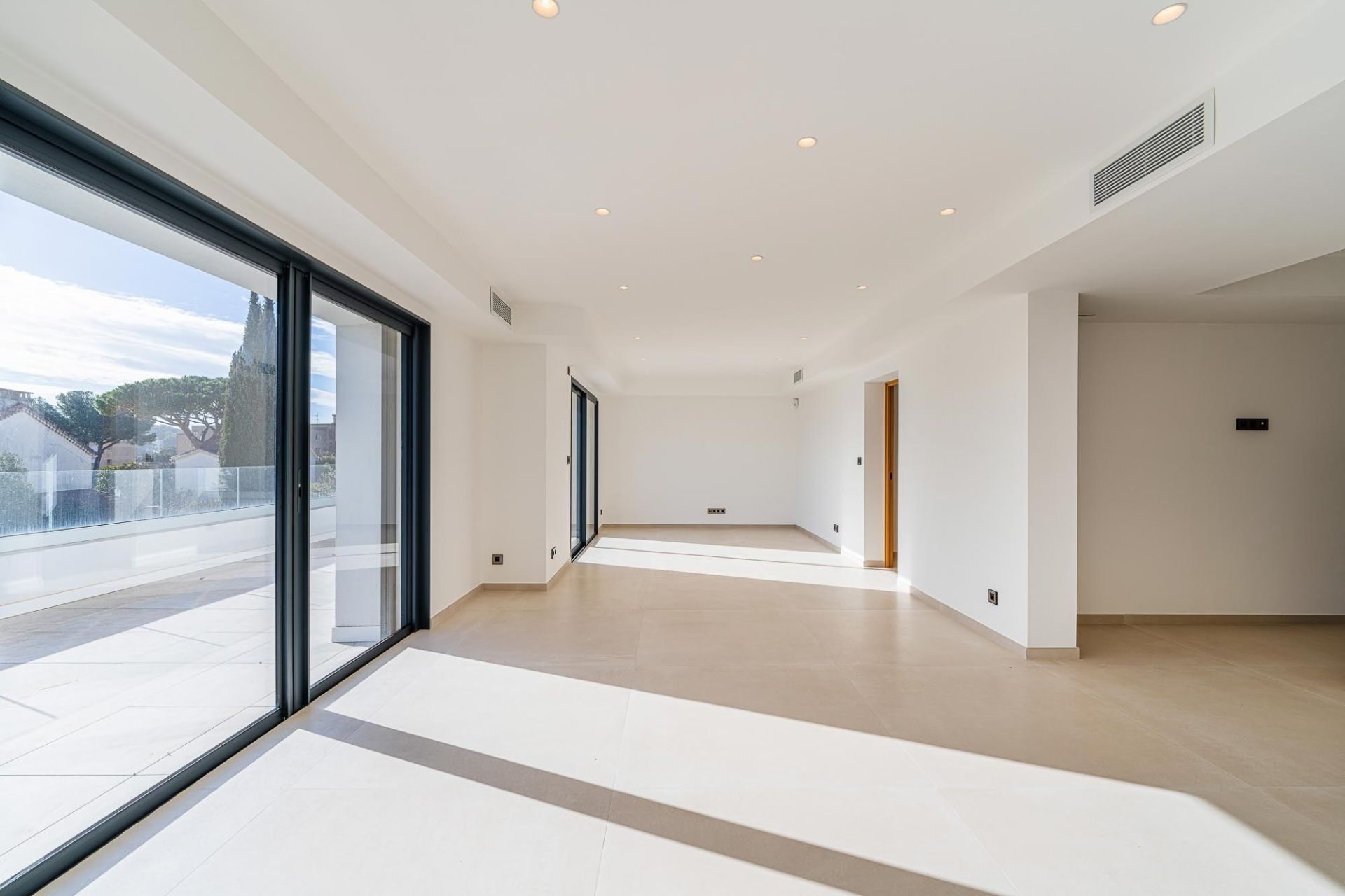 house 6 Rooms for sale on SANARY SUR MER (83110)