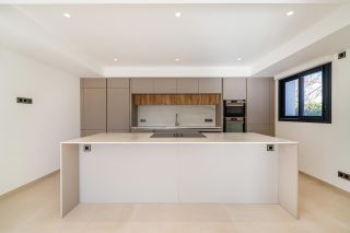 house 6 Rooms for sale on SANARY SUR MER (83110)