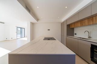 house 6 Rooms for sale on SANARY SUR MER (83110)