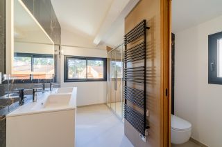 house 6 Rooms for sale on SANARY SUR MER (83110)