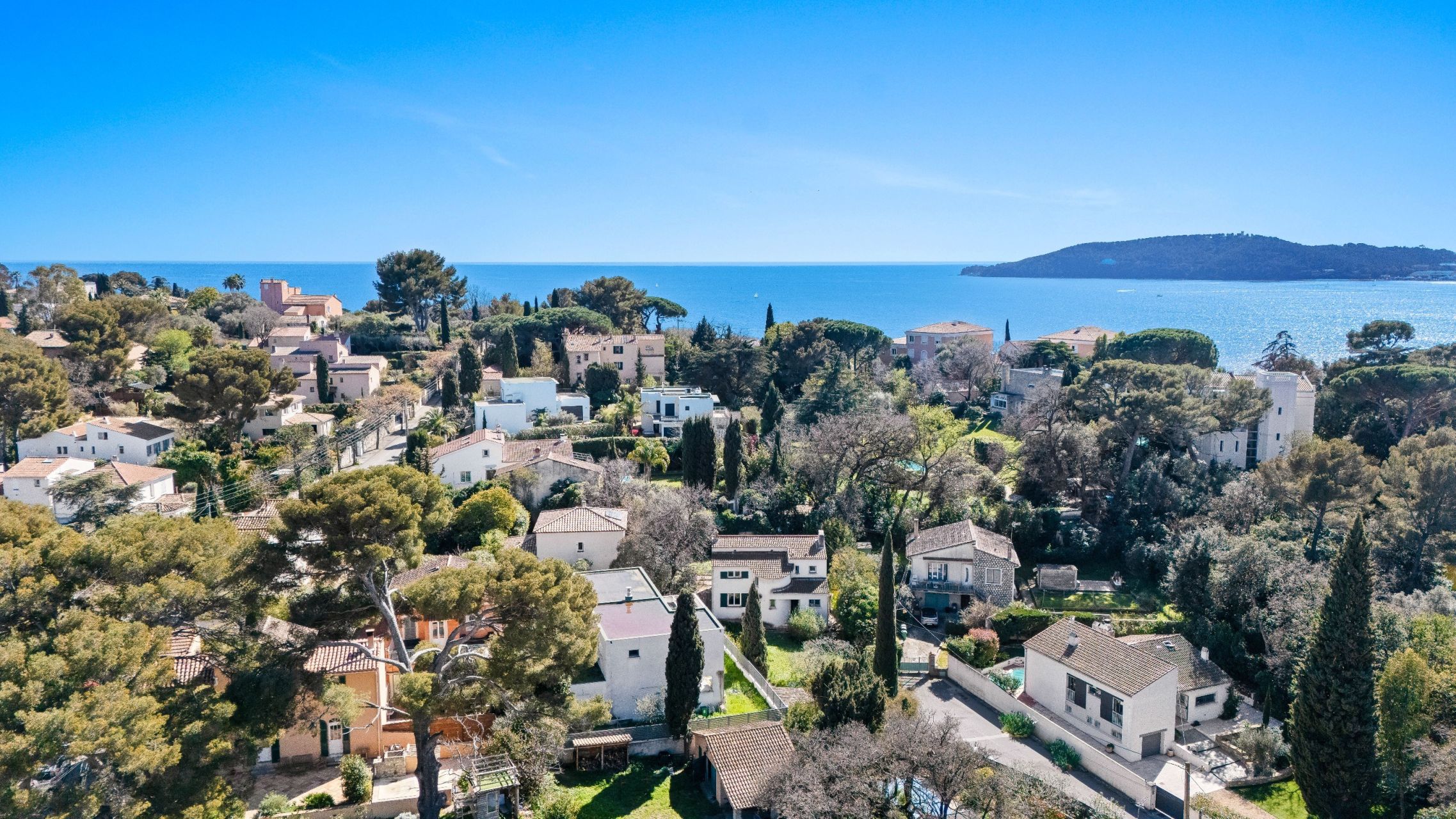 house 6 Rooms for sale on TOULON (83000)