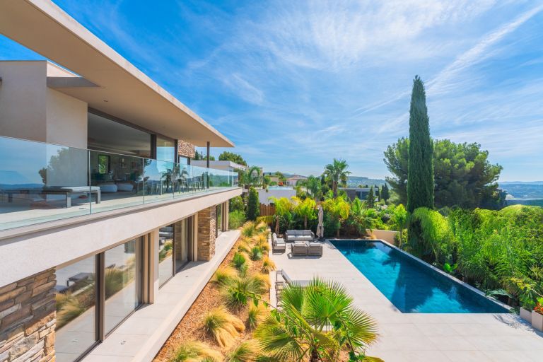 house 6 Rooms for sale on BANDOL (83150)