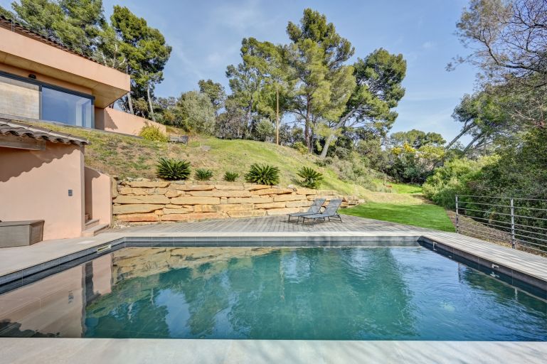 contemporary house 5 Rooms for sale on LA SEYNE SUR MER (83500)